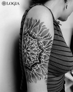 tatuaje-brazo-mandala-geometrico-logia-barcelona-pablo-sequeira 